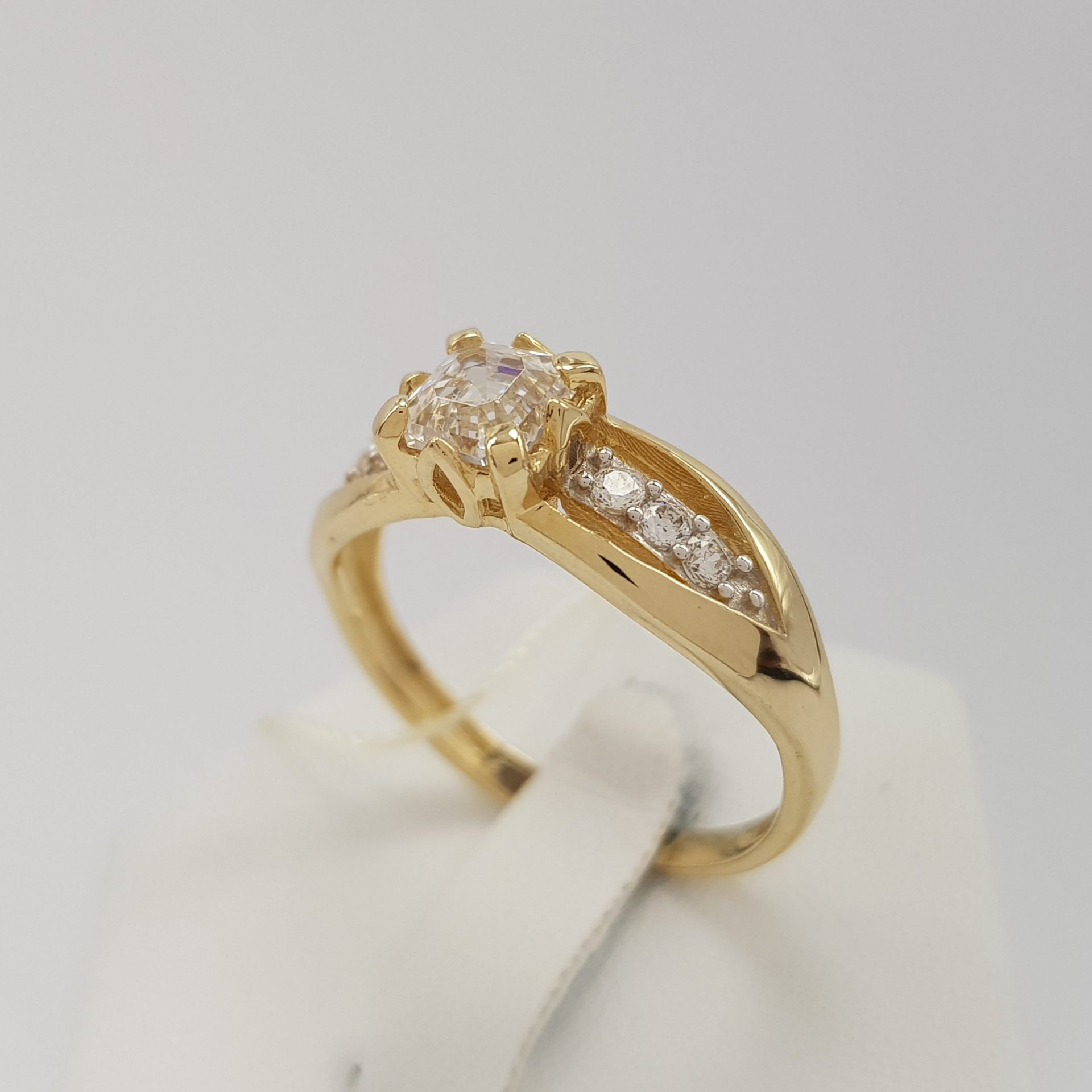 Masywny pierścionek złoty z niespotykaną cyrkonią w szlifie szmaragdowym