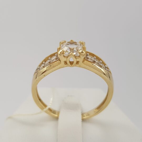 Masywny pierścionek złoty z niespotykaną cyrkonią w szlifie szmaragdowym