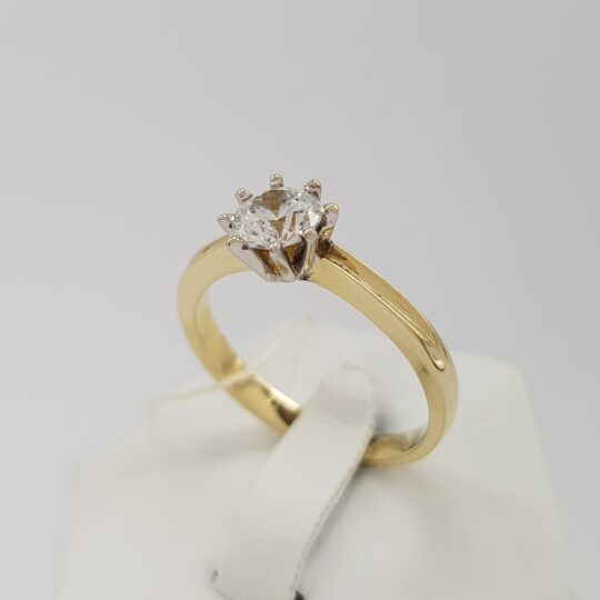 Klasyka i prostota - pierścionek złoty na zaręczyny
