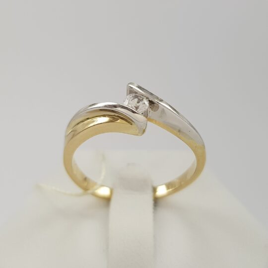 Symetryczny pierścionek wykonany z białego i żółtego złota z cyrkonią