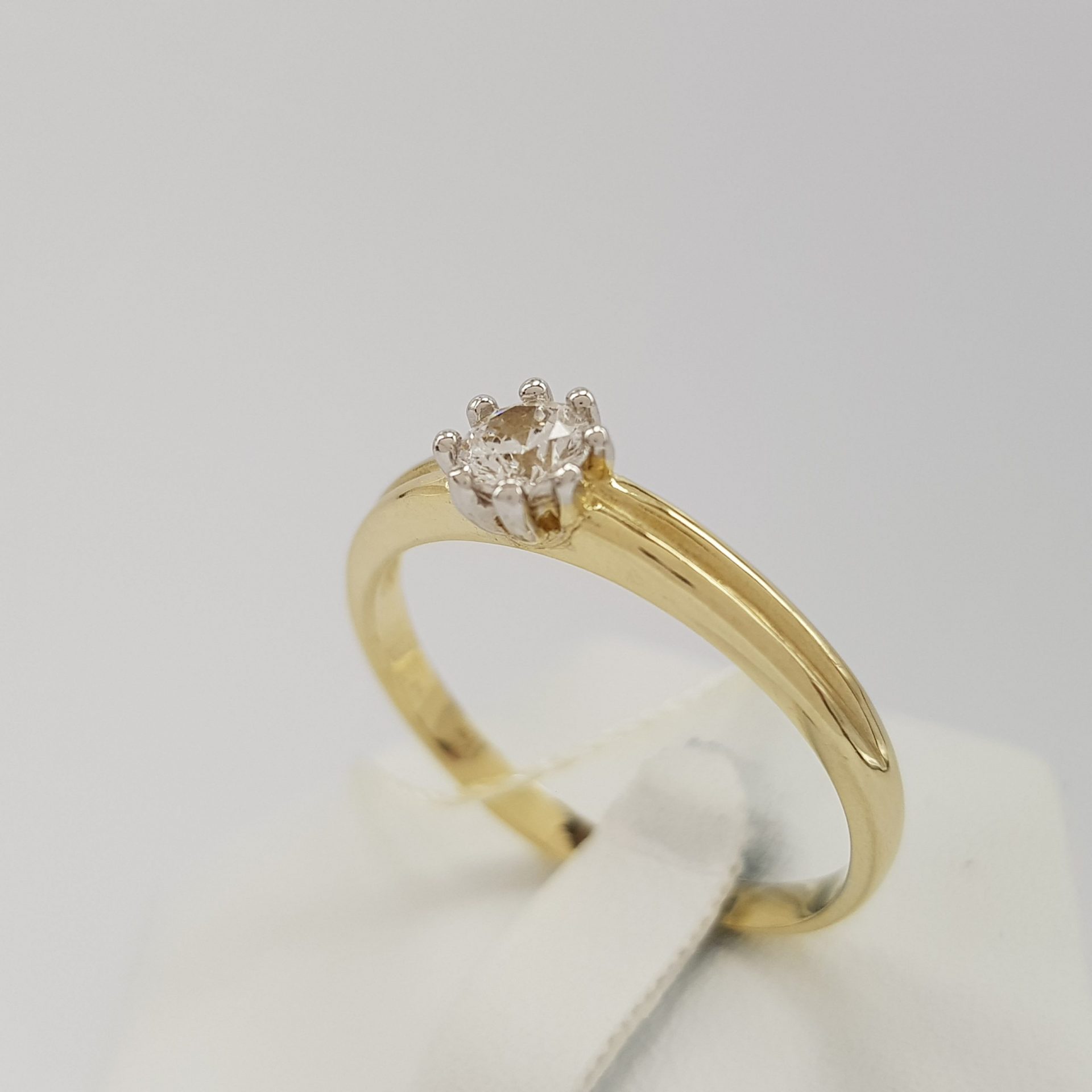 Klasyczny pierścionek zaręczynowy w koronie z białego złota i lśniącą cyrkonią