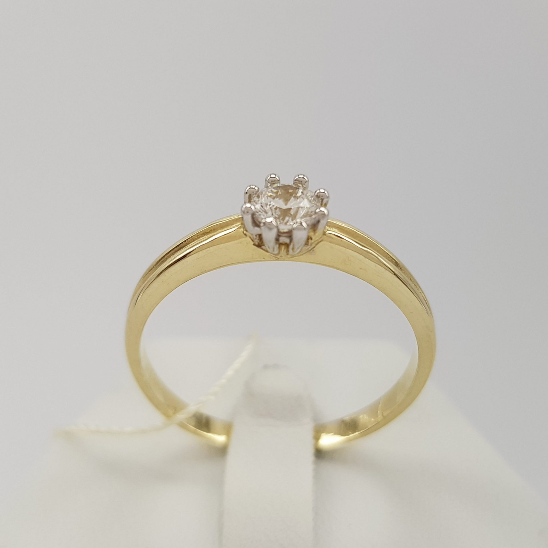 Klasyczny pierścionek zaręczynowy w koronie z białego złota i lśniącą cyrkonią