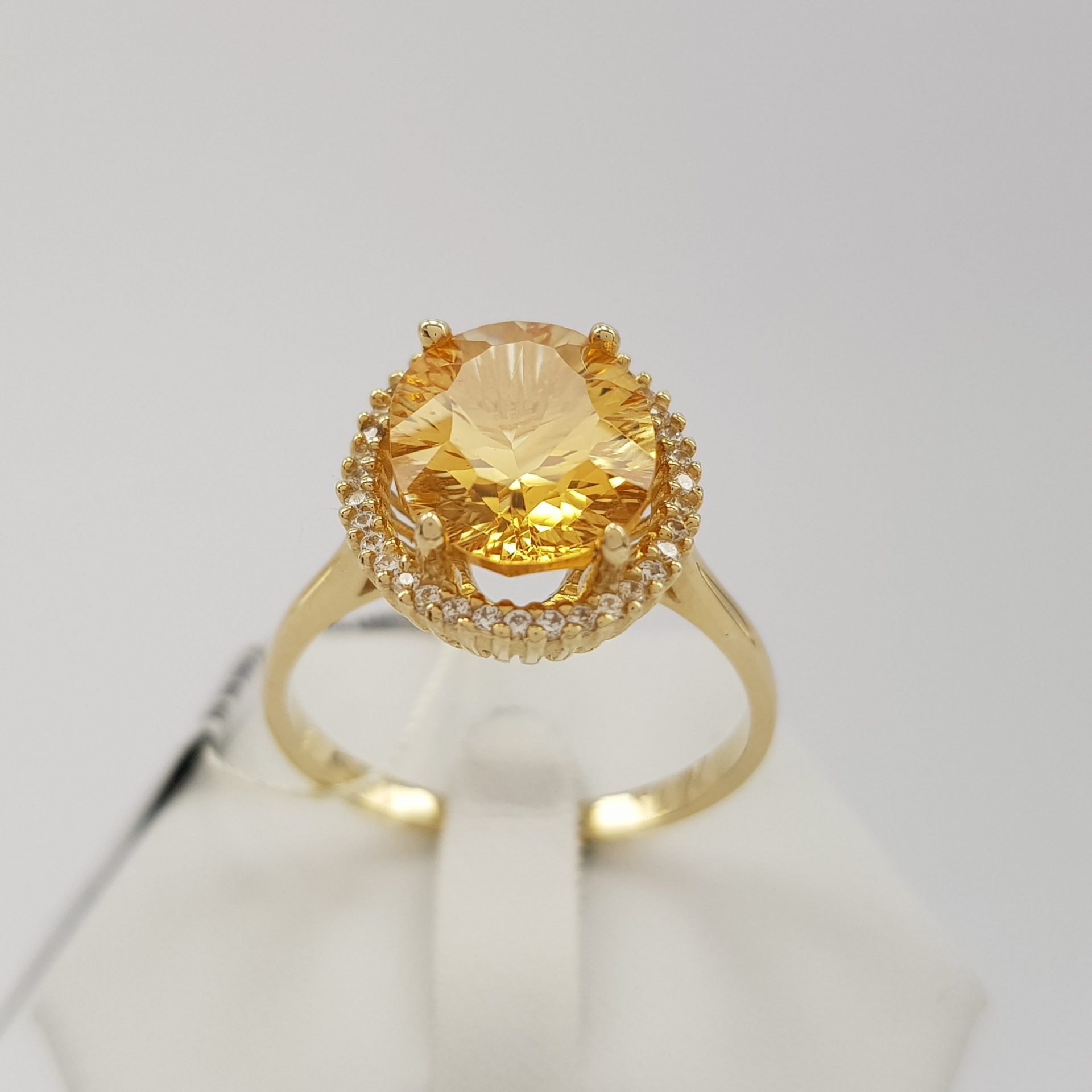 Naturalny, pięknie szlifowany cytryn w oprawie cyrkonii - pierścionek złoty