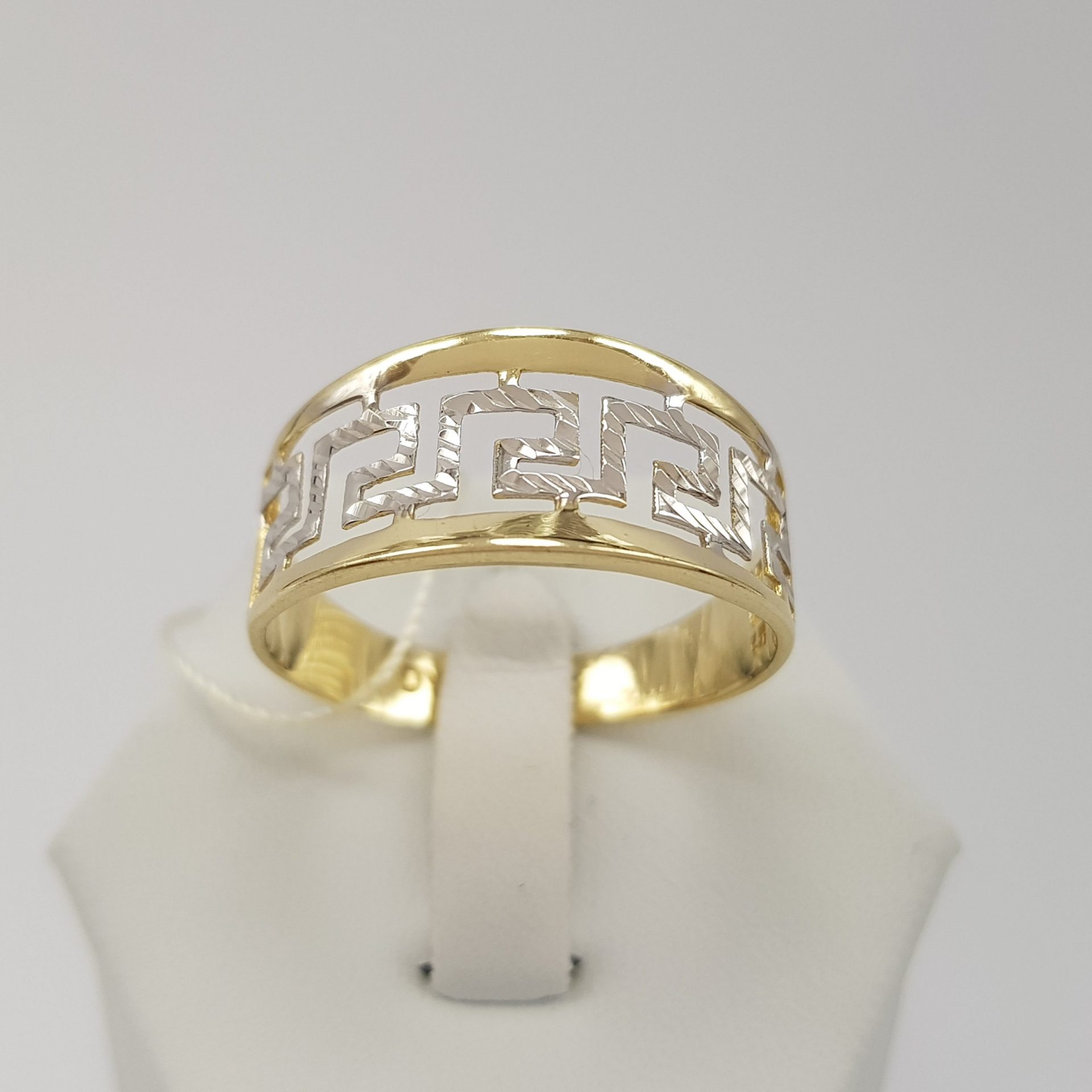 W złocie dwukolorowym - modny pierścionek złoty