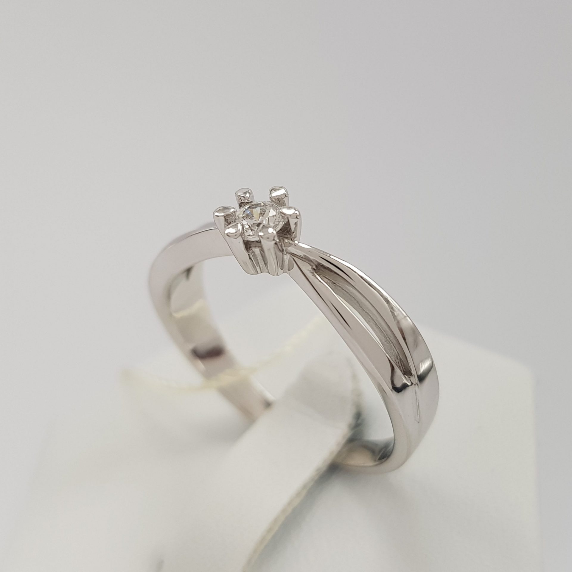 Najmodniejszy pierścionek zaręczynowy: ponadczasowy w białym złocie z cyrkonią