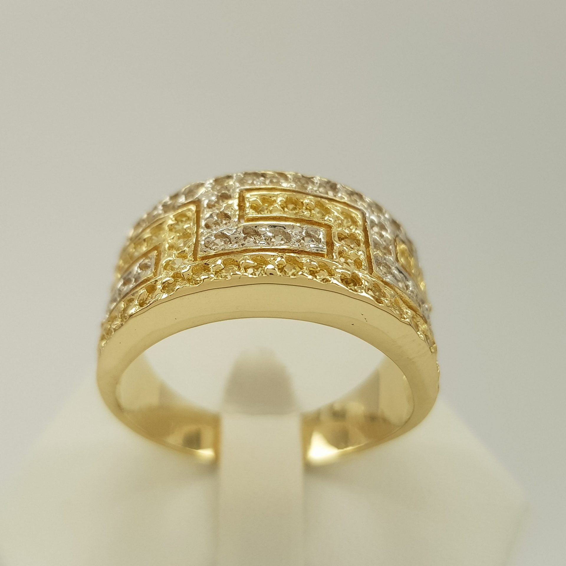Szeroki pierścionek złoty z greckim wzorem i cyrkoniami