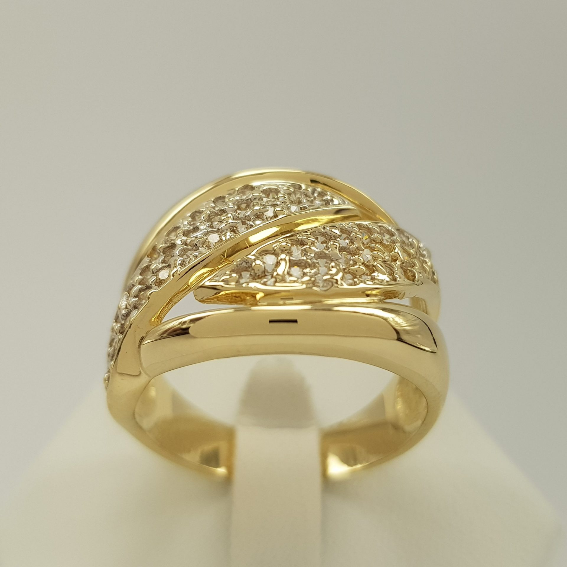 Szeroki i bogaty pierścionek złoty z cyrkoniami