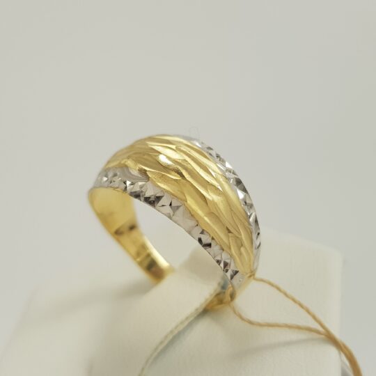 Szeroki pierścionek złoty zdobiony przy brzegach białym złotem