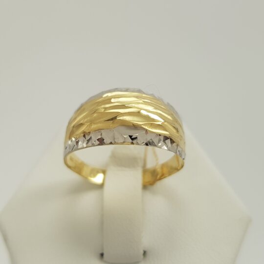 Szeroki pierścionek złoty zdobiony przy brzegach białym złotem