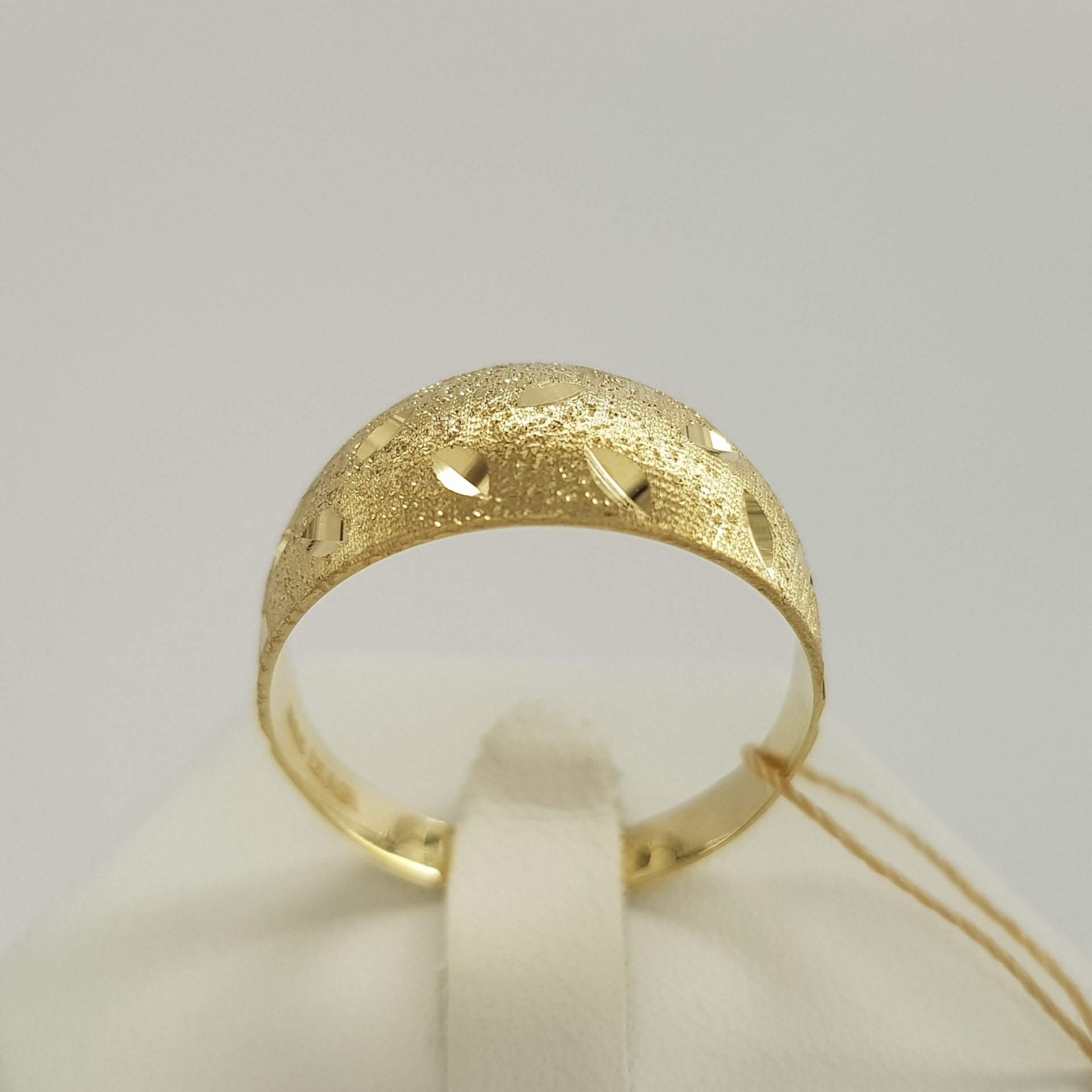 Szeroki pierścionek złoty z diamentowym matem
