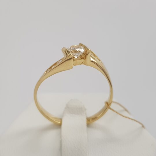 Nowoczesny pierścionek złoty z cyrkoniami