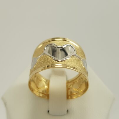 Bardzo szeroki pierścionek z wzorem serc z białego złota