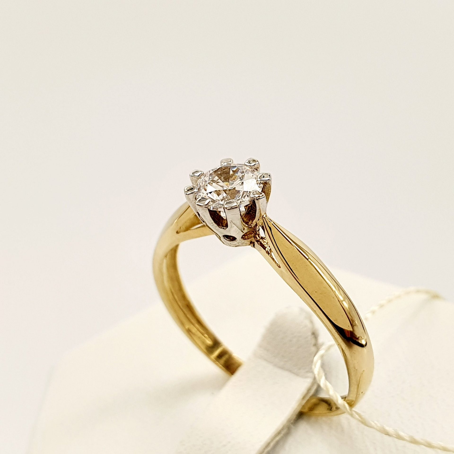 Prosty pierścionek zaręczynowy z cyrkonią w oprawie z białego złota