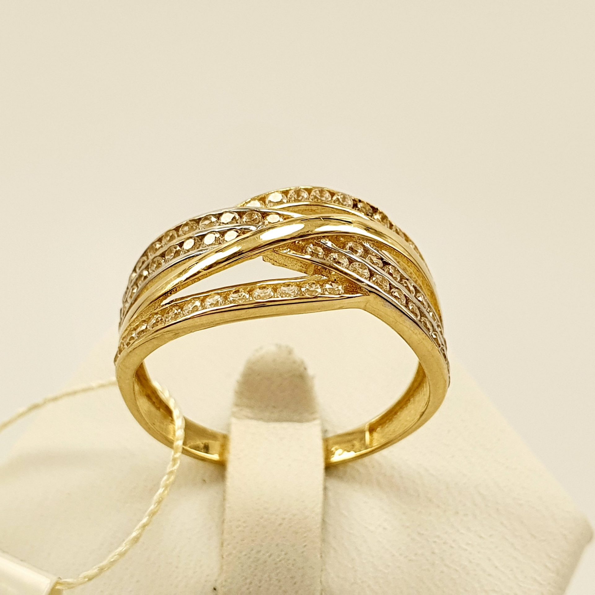 Pleciony pierścionek złoty z cyrkoniami