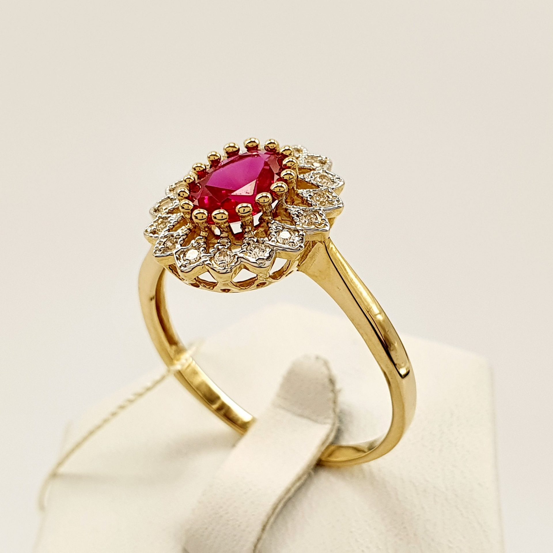 Przepiękny i wyjątkowy pierścionek złoty z dużym rubinem i cyrkoniami