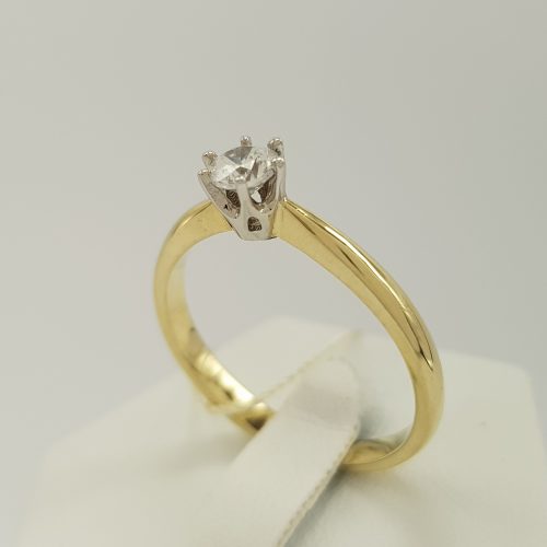 Klasyczny pierścionek złoty z cyrkonią w oprawie brylantowej z białego złota