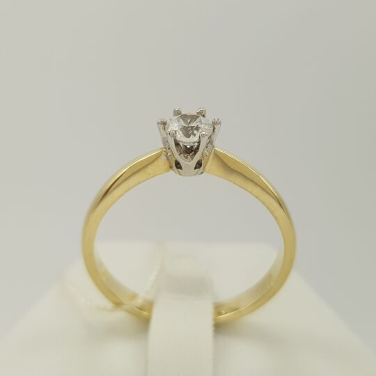 Klasyczny pierścionek złoty z cyrkonią w oprawie brylantowej z białego złota
