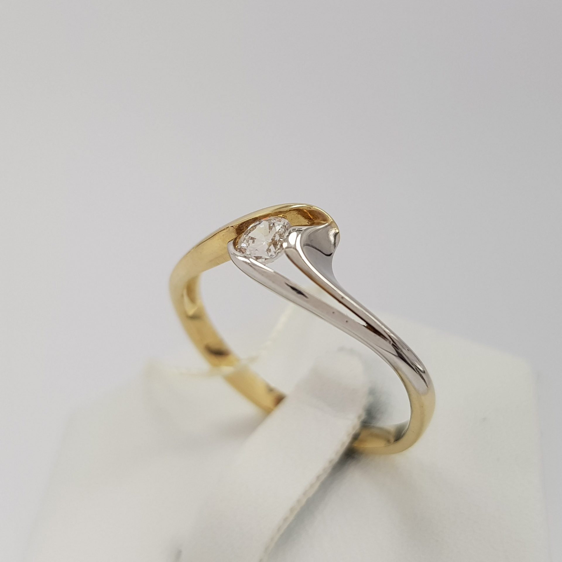 Zaręczynowy, złoty pierścionek z żółto-białej oprawie