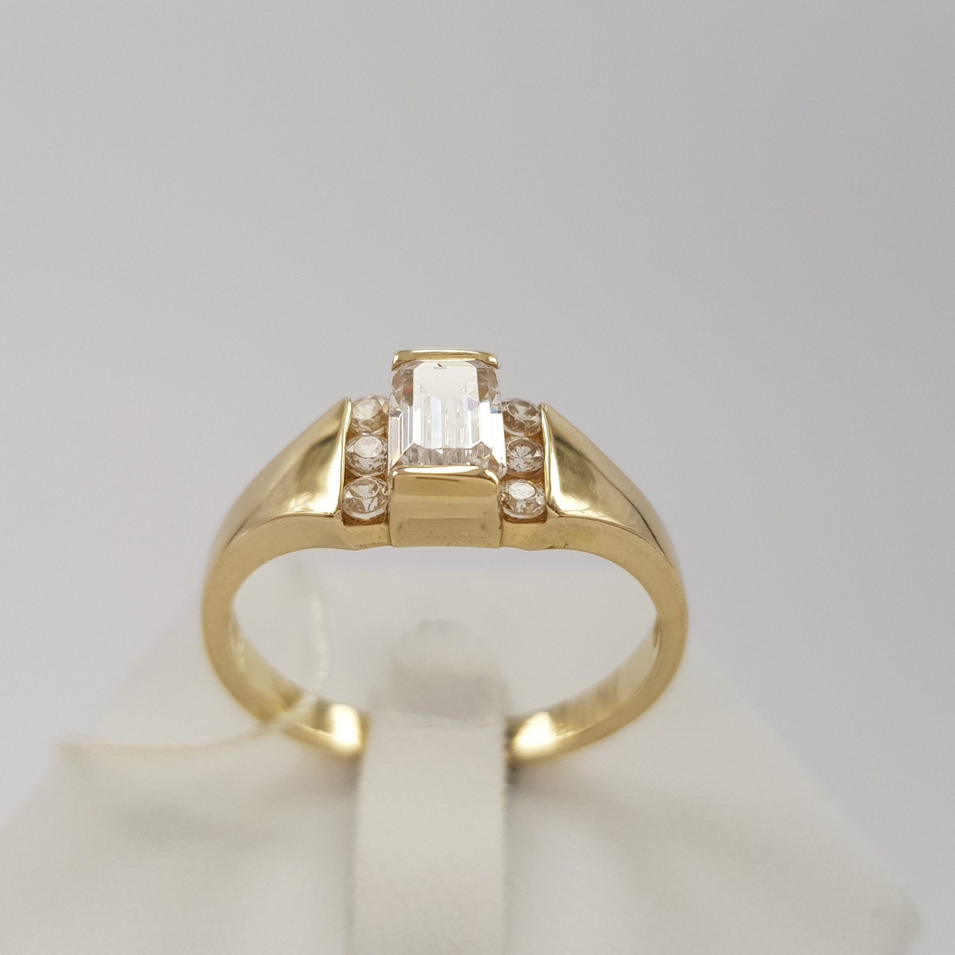 Nowoczesny pierścionek złoty z cyrkoniami oprawionymi na gładko