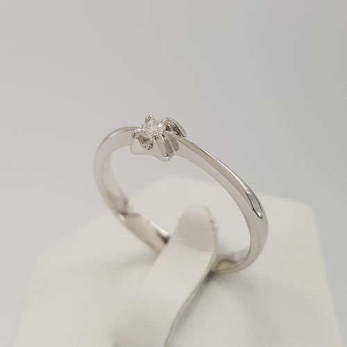 Olśniewający pierścionek zaręczynowy z brylantem 0,06 ct - ponadczasowy, klasyczny styl