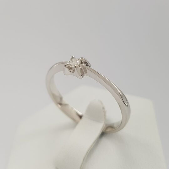 Olśniewający pierścionek zaręczynowy z brylantem 0,06 ct - ponadczasowy, klasyczny styl