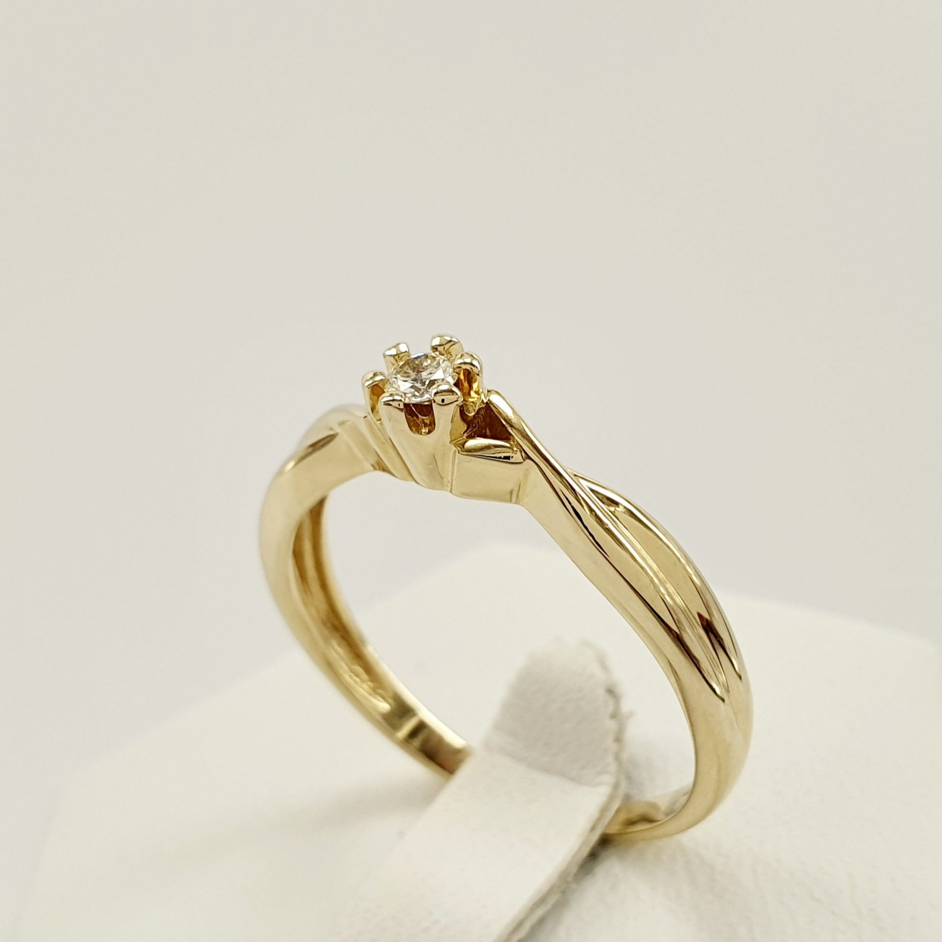 Delikatny pierścionek zaręczynowy z brylantem