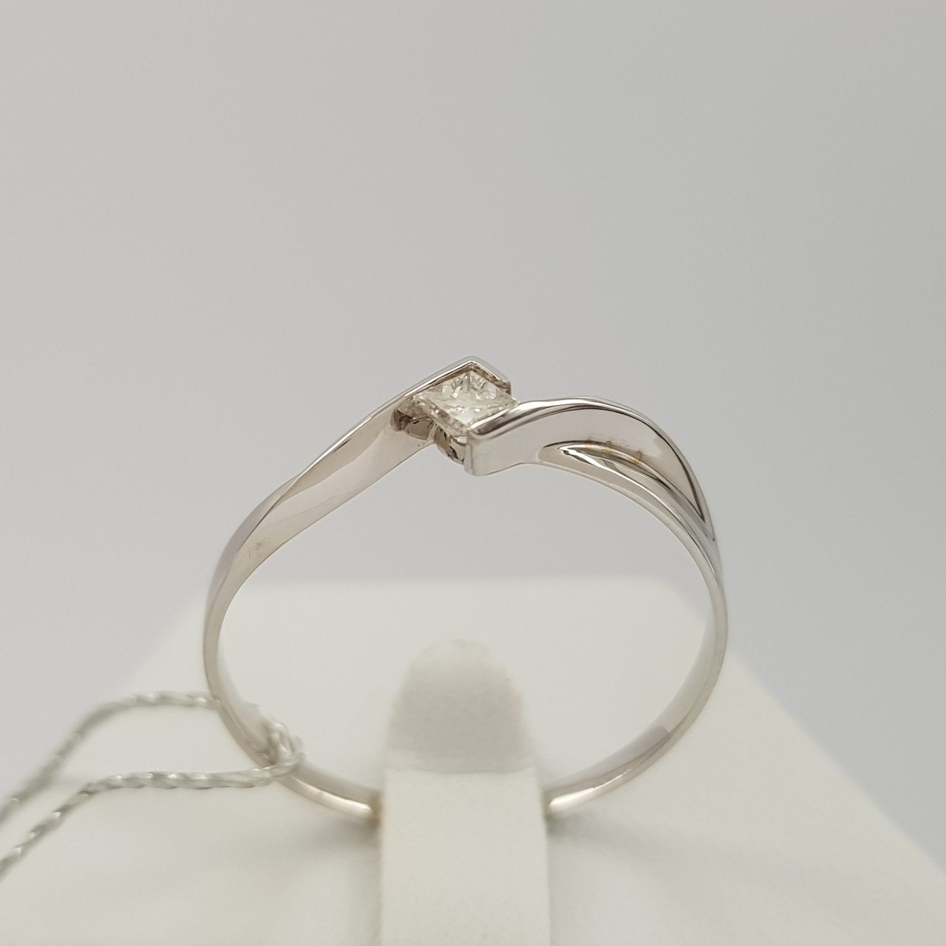Wyjątkowy pierścionek z białego złota z princessą