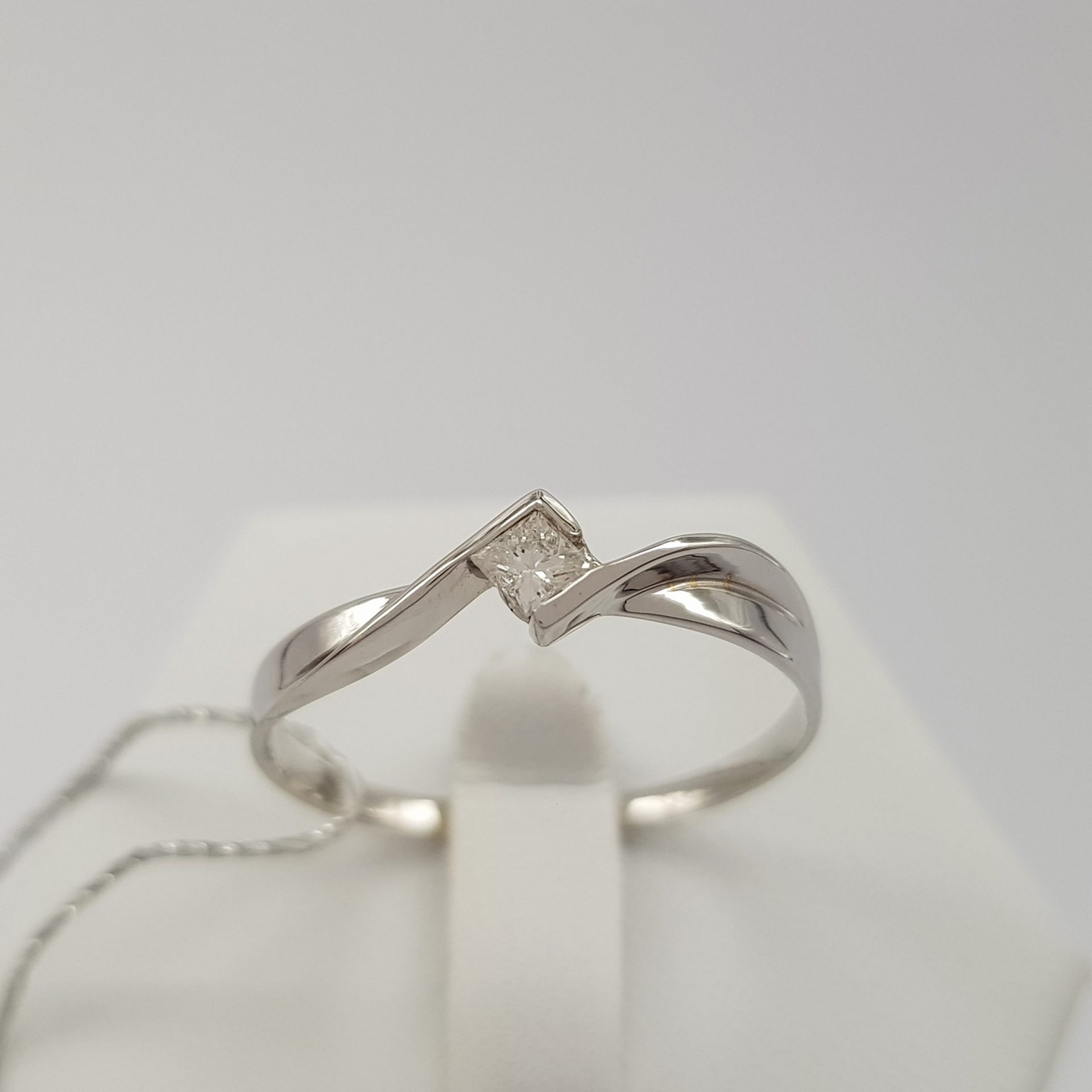 Wyjątkowy pierścionek z białego złota z princessą