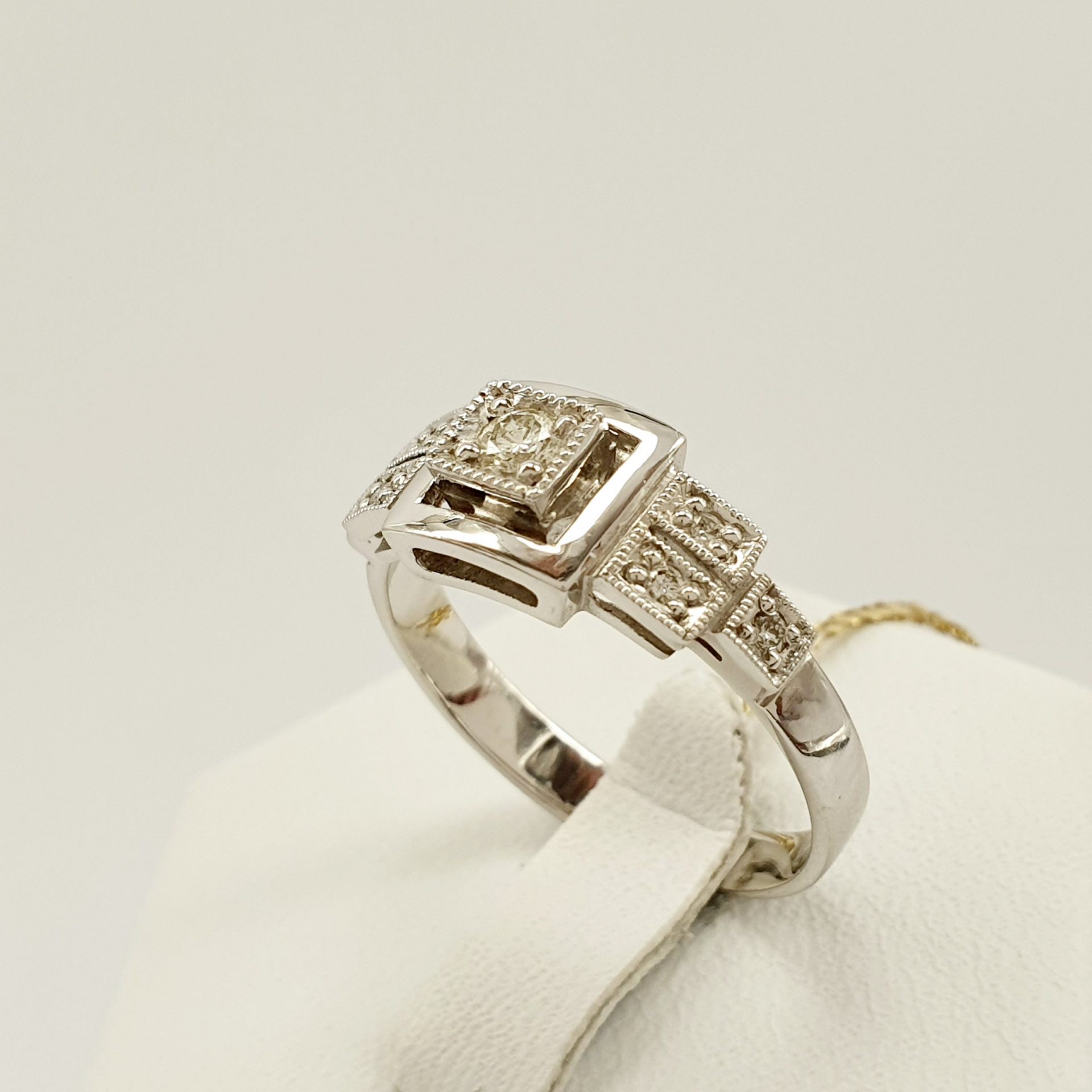 Nowoczesny pierścionek z białego złota z brylantami