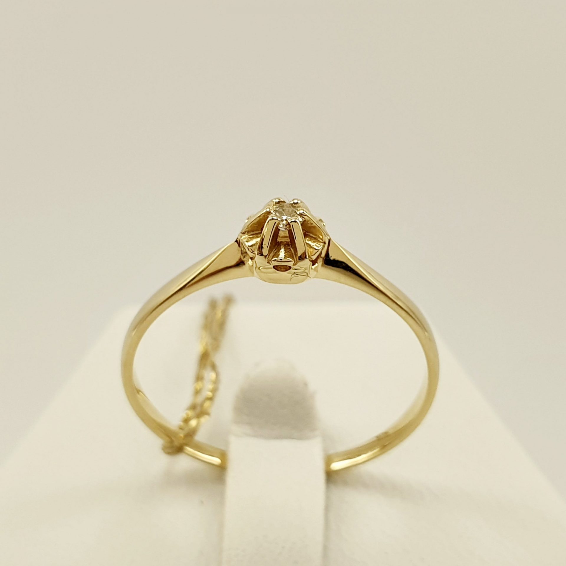Delikatny pierścionek z brylantem 0,03 ct w żółtym złocie