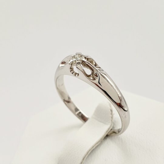 Magiczny w swej prostocie pierścionek na zaręczyny z białego kruszcu 14K