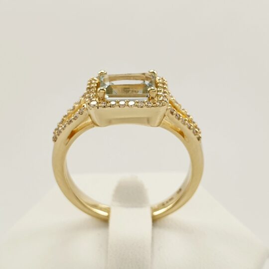 Pełen elegancji pierścionek zaręczynowy z naturalnym topazem  i 50 szt. diamentów
