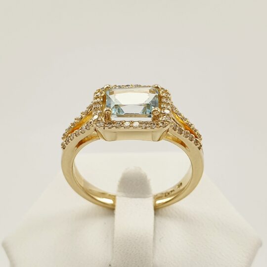 Pełen elegancji pierścionek zaręczynowy z naturalnym topazem  i 50 szt. diamentów