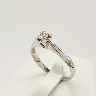Przepiękny pierścionek na zaręczyny z brylantem o masie 0,15 ct wykonany w białym złocie