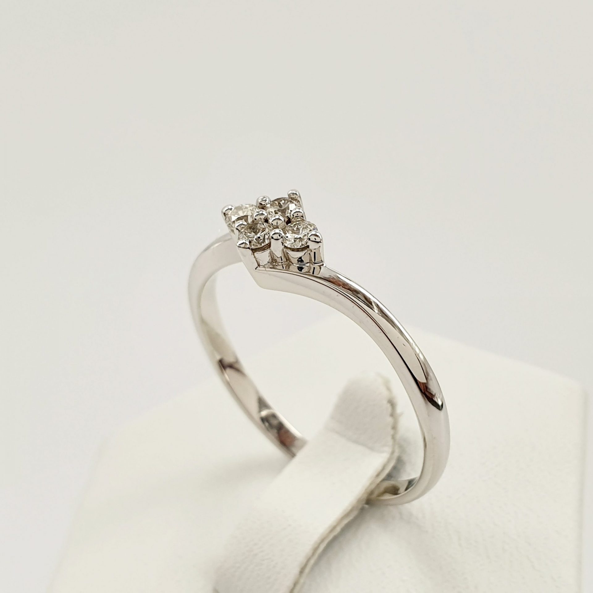 Uroczy pierścionek zaręczynowy z białego złota