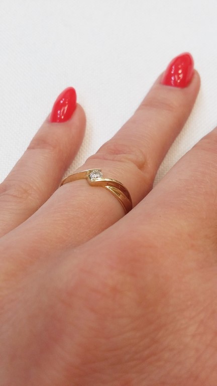 Modny, nowoczesny pierścionek ze złota 14K z brylantem o masie 0,08 ct