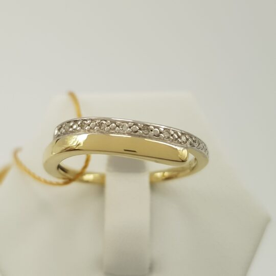 Niezwykły pierścionek złoty z brylantami w formie obrączki