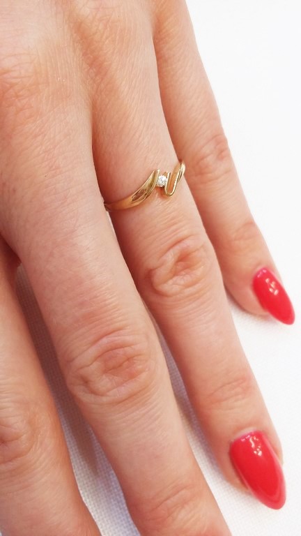 Unikatowy pierścionek złoty z brylantem