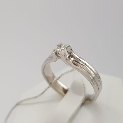 Nowoczesny pierścionek z białego złota z brylantem - idealne zaręczyny