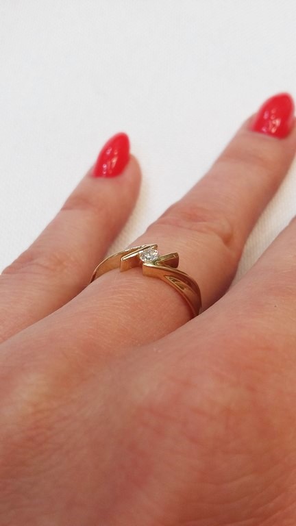 Piękny pierścionek złoty z brylantem