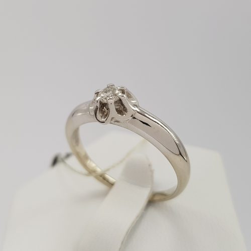 Przepiękny pierścionek z brylantem z białego złota