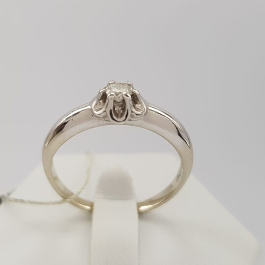 Przepiękny pierścionek z brylantem z białego złota
