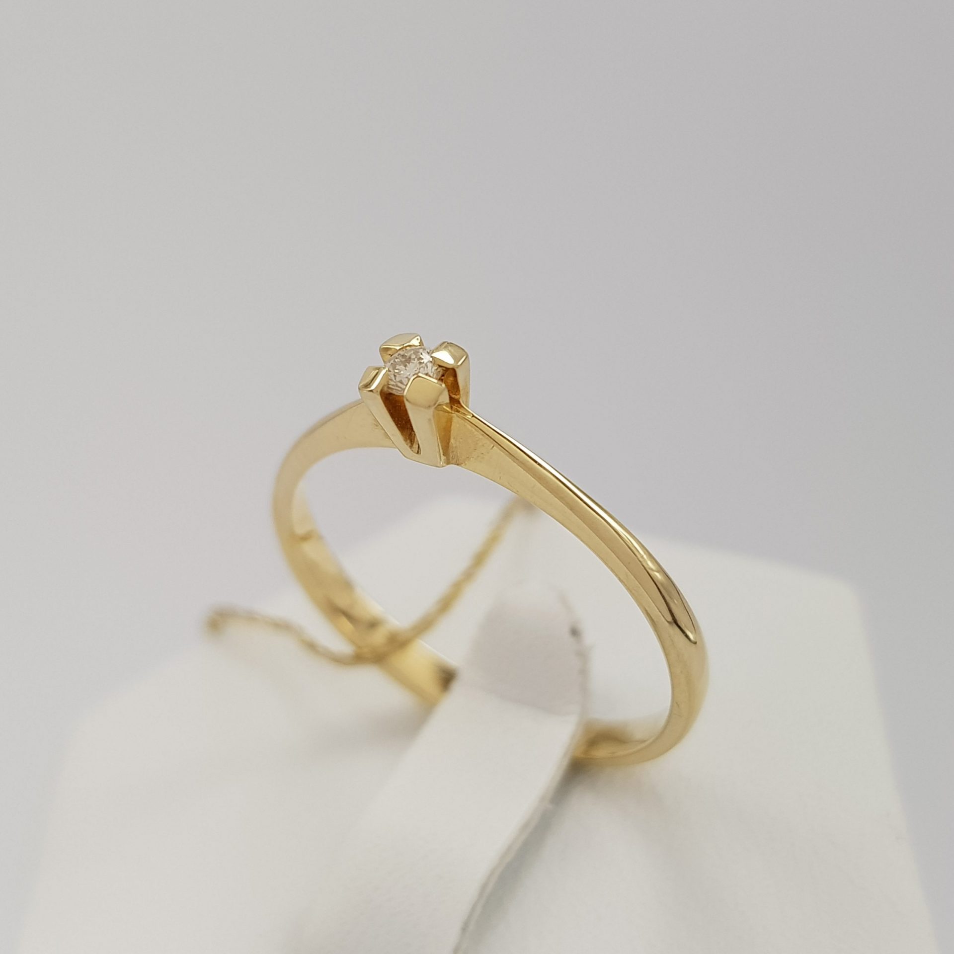 Subtelny pierścionek z brylantem w żółtym złocie