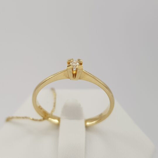 Subtelny pierścionek z brylantem w żółtym złocie