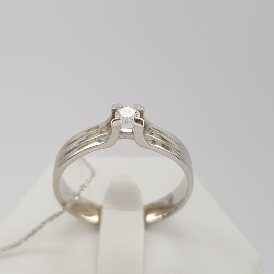 Nowoczesny pierścionek z białego złota z brylantem - idealne zaręczyny
