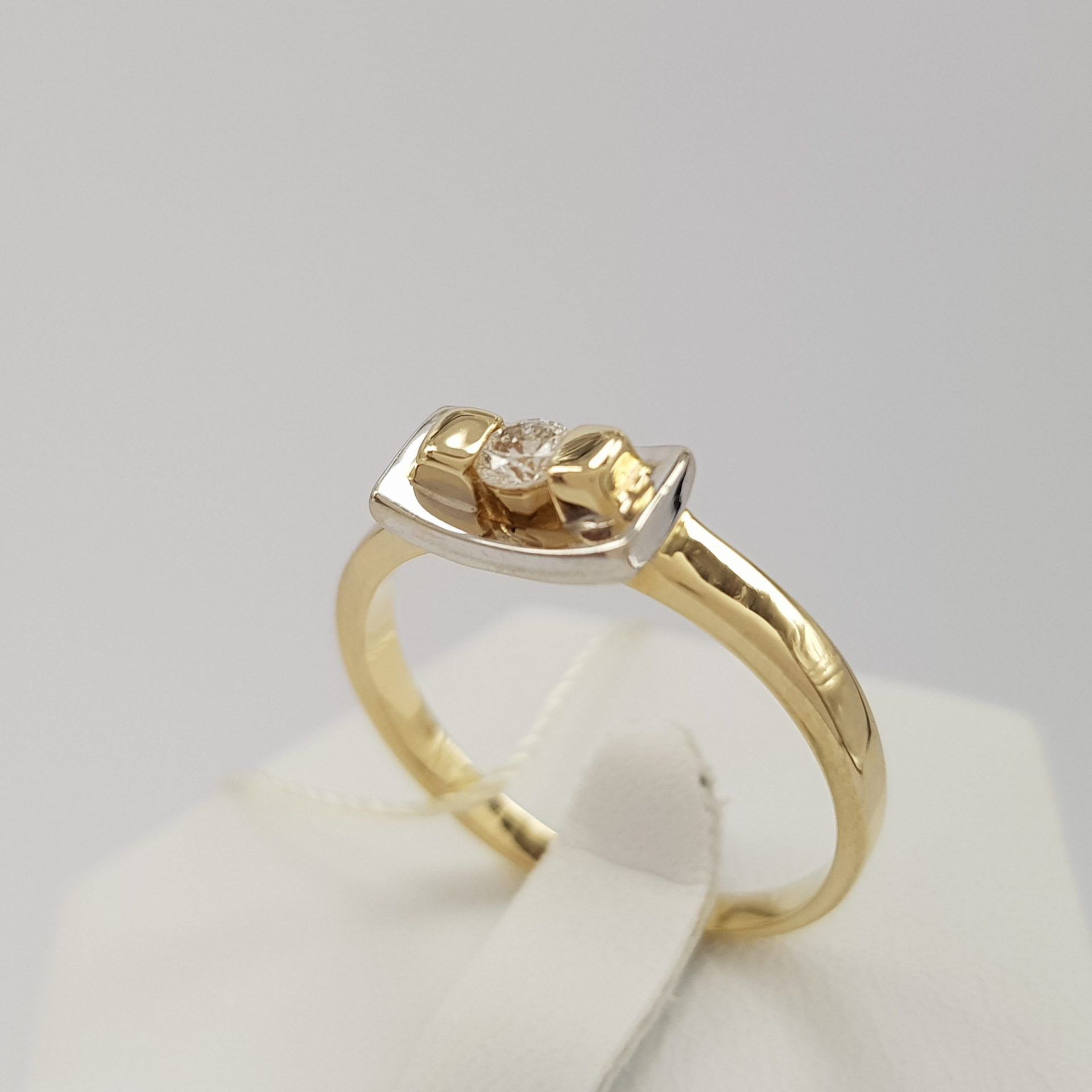 Nowoczesny pierścionek złoty z brylantem