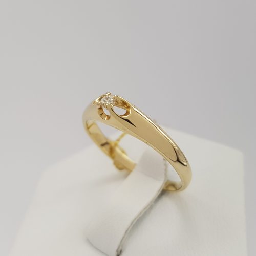 Niezwykły pierścionek złoty z brylantem  0,04 ct