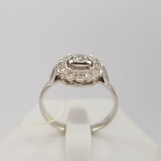 Królewski pierścionek w stylu retro  z 13 brylantami w białym złocie