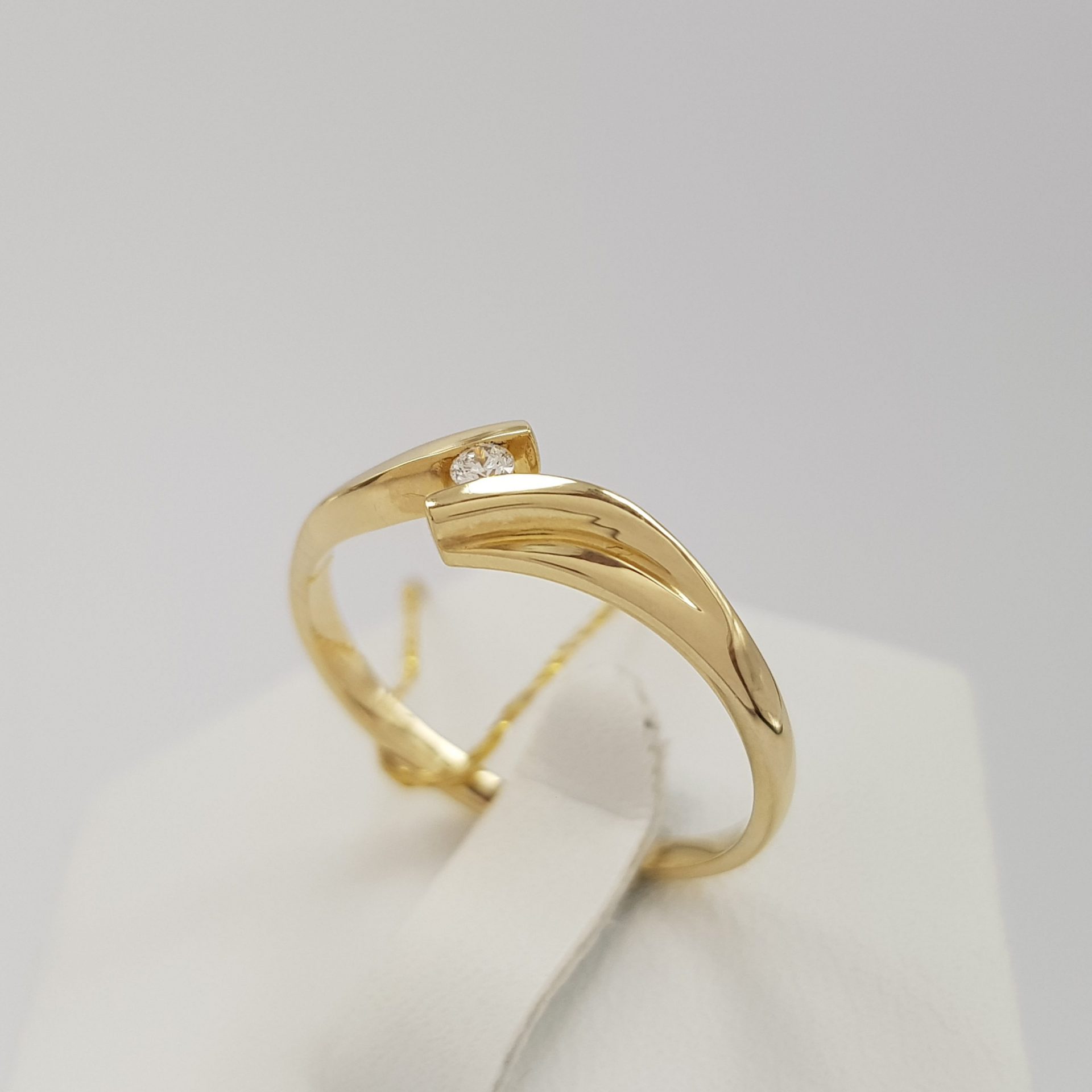 W żółtym złocie - pierścionek z brylantem na zaręczyny