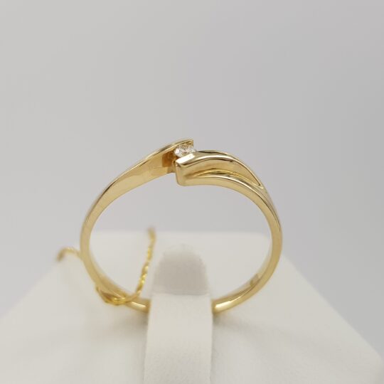 W żółtym złocie - pierścionek z brylantem na zaręczyny
